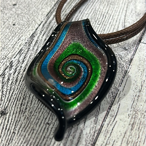Glass sparkling pendant necklace - Picture 3 of 3